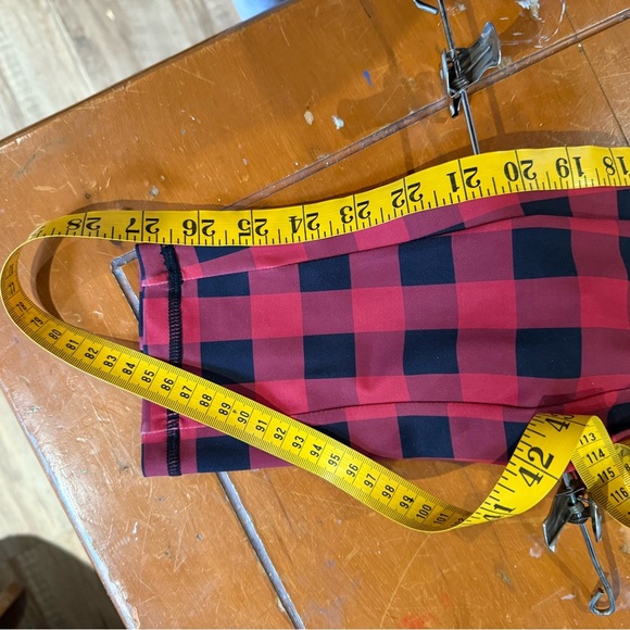 Stylish Black and Red Checkered Leggings - Picture 5 of 7